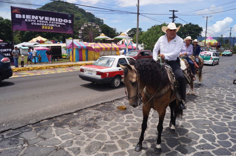 Con gran éxito se llevó a cabo la cabalgata en coacoatzitla,2023 en el marco de las festividades en honor a Santiago apóstol, el presidente municipal. José Rodolfo duran Méndez, fue quien encabezo la caminata a acompañado de más de mil cabalgantes. 