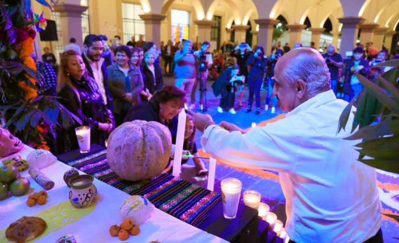 Inaugura Ricardo Ahued Altar de Muertos en Palacio Municipal