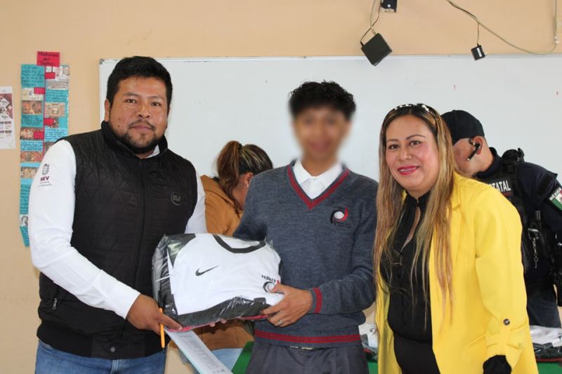 LA PRESIDENTA MUNICIPAL, ENTREGA UNIFORMES ESCOLARES DEPORTIVOS GRATUITOS EN LA LOCALIDAD DE COLONIA LIBERTAD.