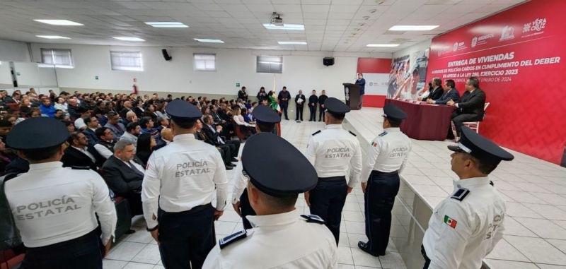 Gobierno entrega casas a familias de policías caídos; suman 111 en cinco años